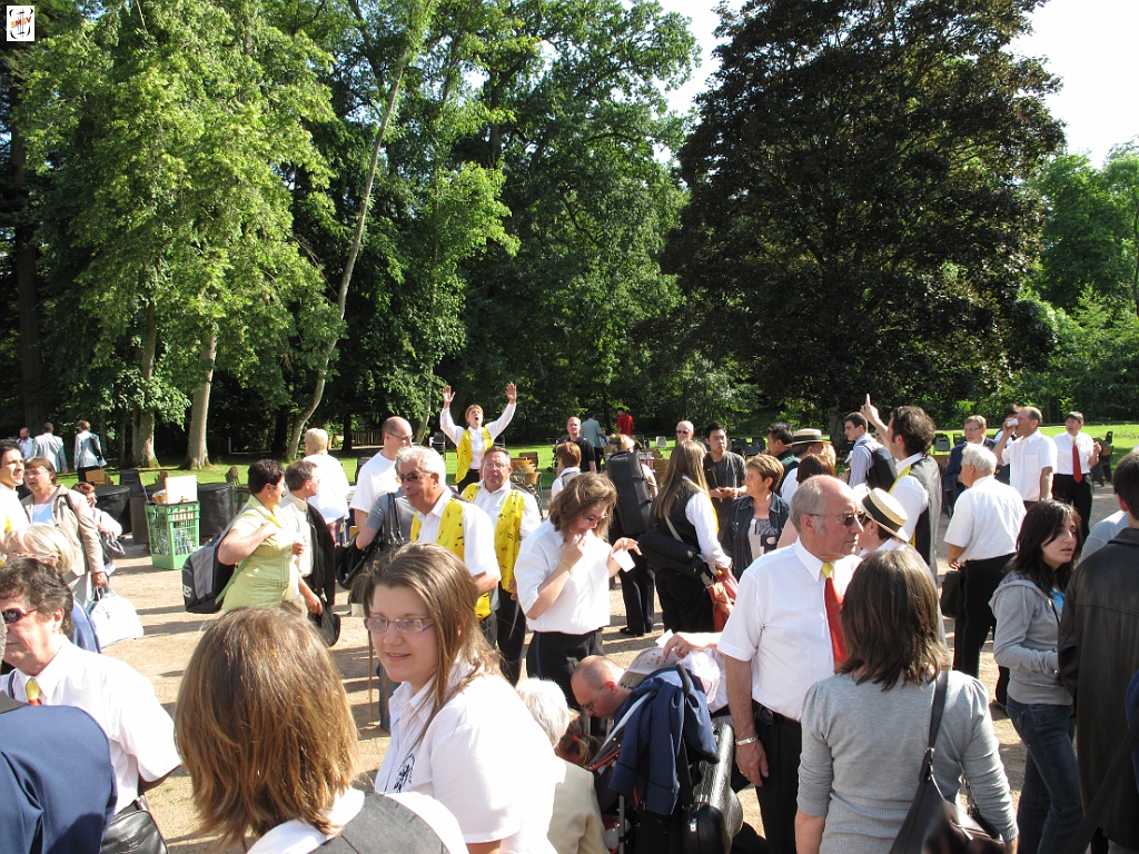 IMG_0276.jpg - Pot de l'amitié cloturant ces deux jours de fêtes. Pas de doute, les 130 ans ont été musicalement bien fêtés! Spectateurs et musiciens sont repartis heureux d'avoir passé un agréable moment.