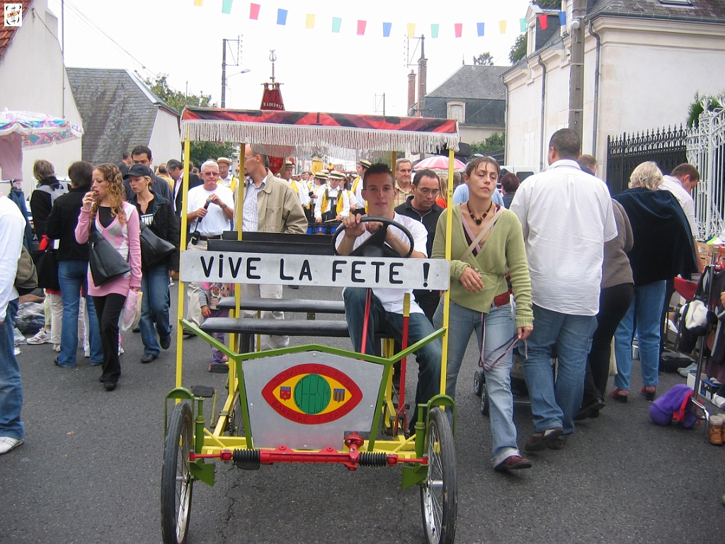 IMG00031.JPG - défilé au travers de la brocante