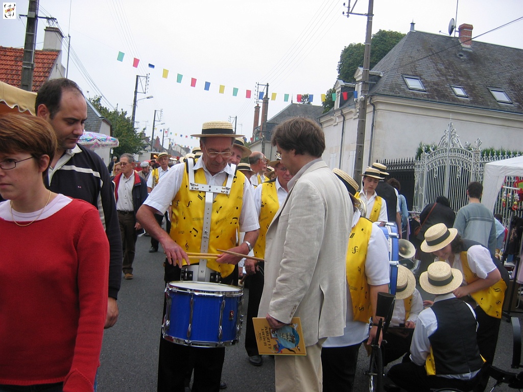 IMG00032.JPG - défilé au travers de la brocante