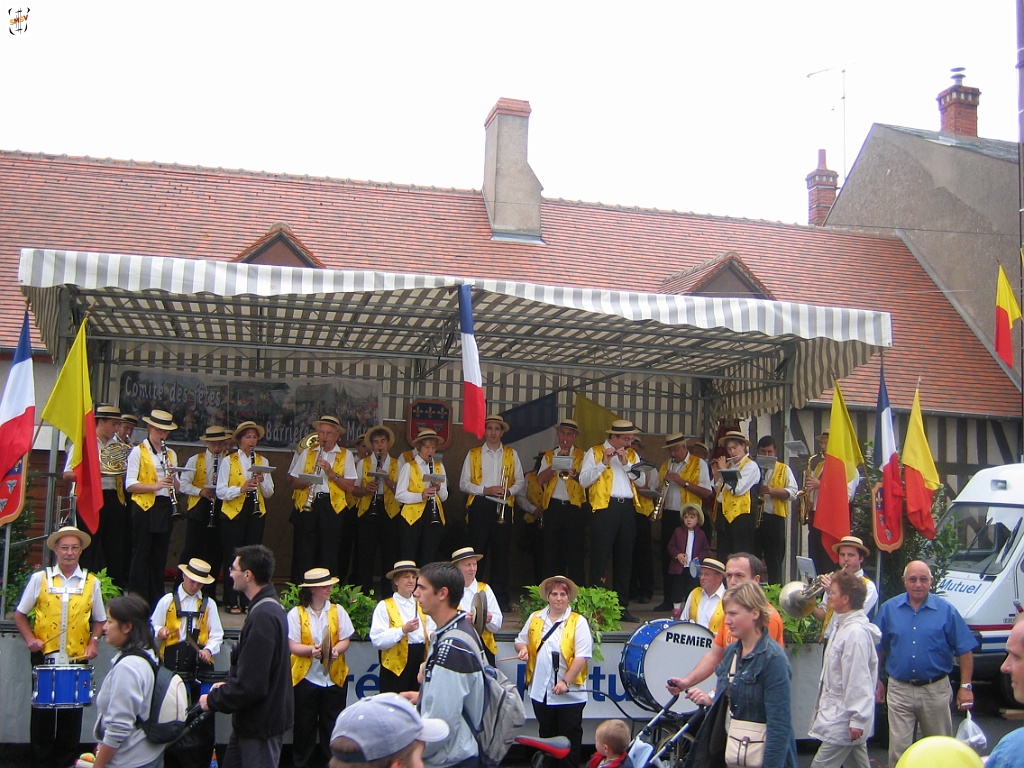 IMG00037.JPG - défilé au travers de la brocante